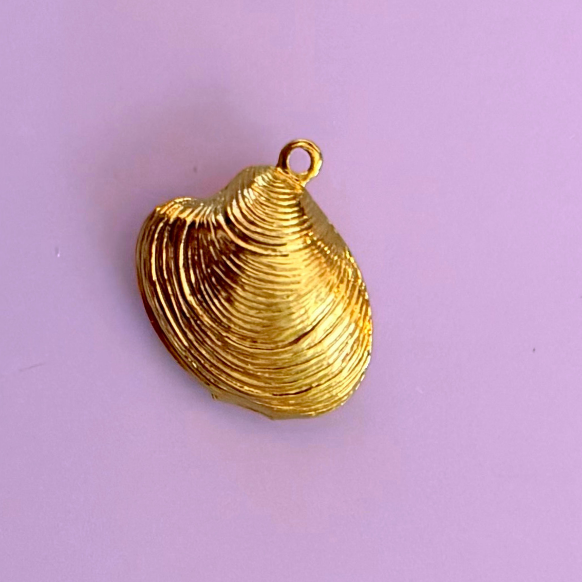 Rare: Vintage Clamshell Charm