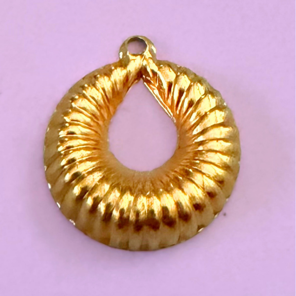 Essential: Vintage Ribbed Hoop Charm