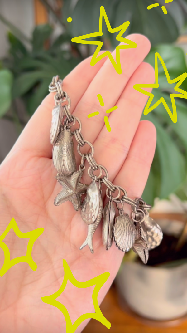 Watch me get this baby looking sparkling again while I listen to the new Lily Allen record, who else has been listening?! 👀👀Nothing like cleaning day for your jewelry box favorites!